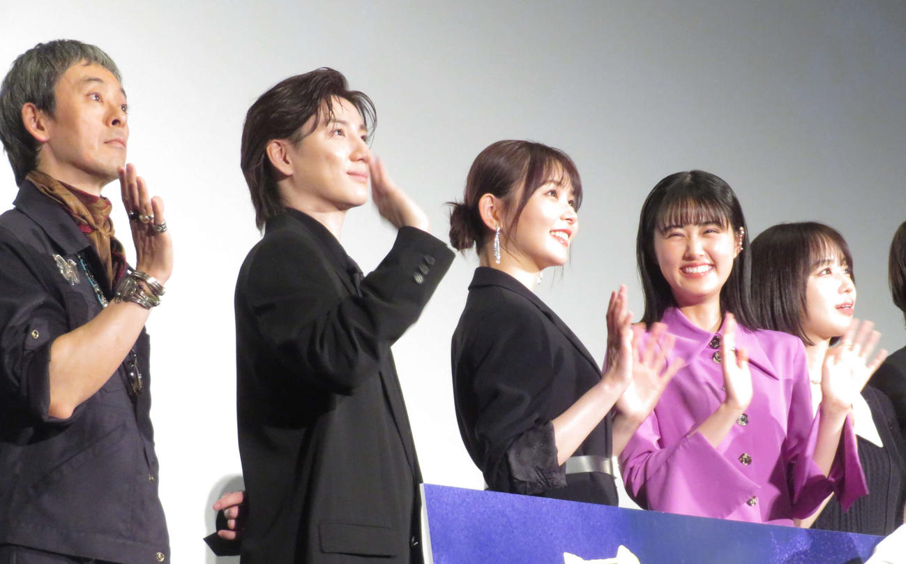 映画「見える子ちゃん」完成披露試写会に出席した、左から滝藤賢一、SixTONES京本大我、久間田琳加、原菜乃華、なえなの
