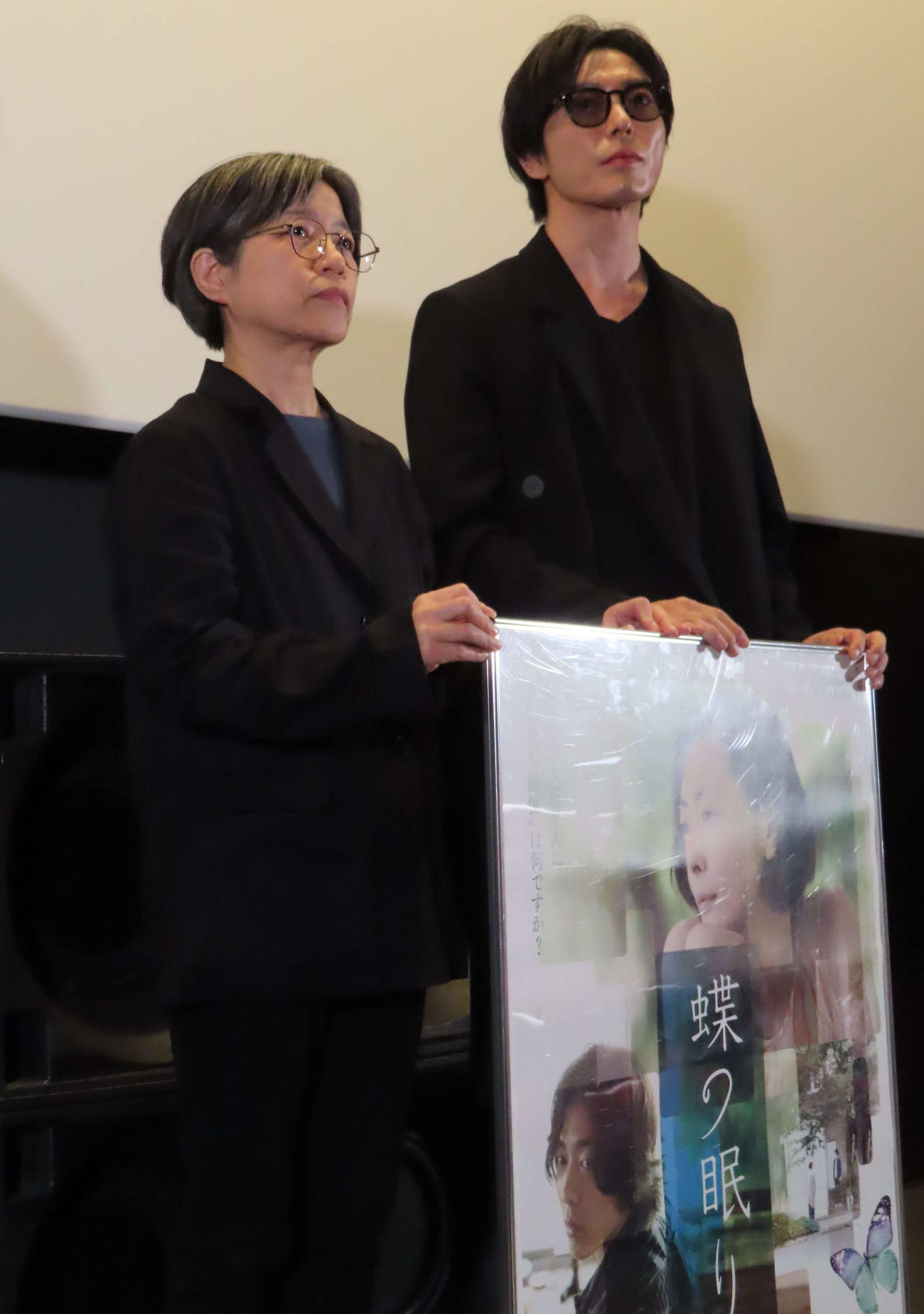 映画「蝶の眠り」の追悼上映会に出席したチョン・ジェウン監督（左）、キム・ジェウク