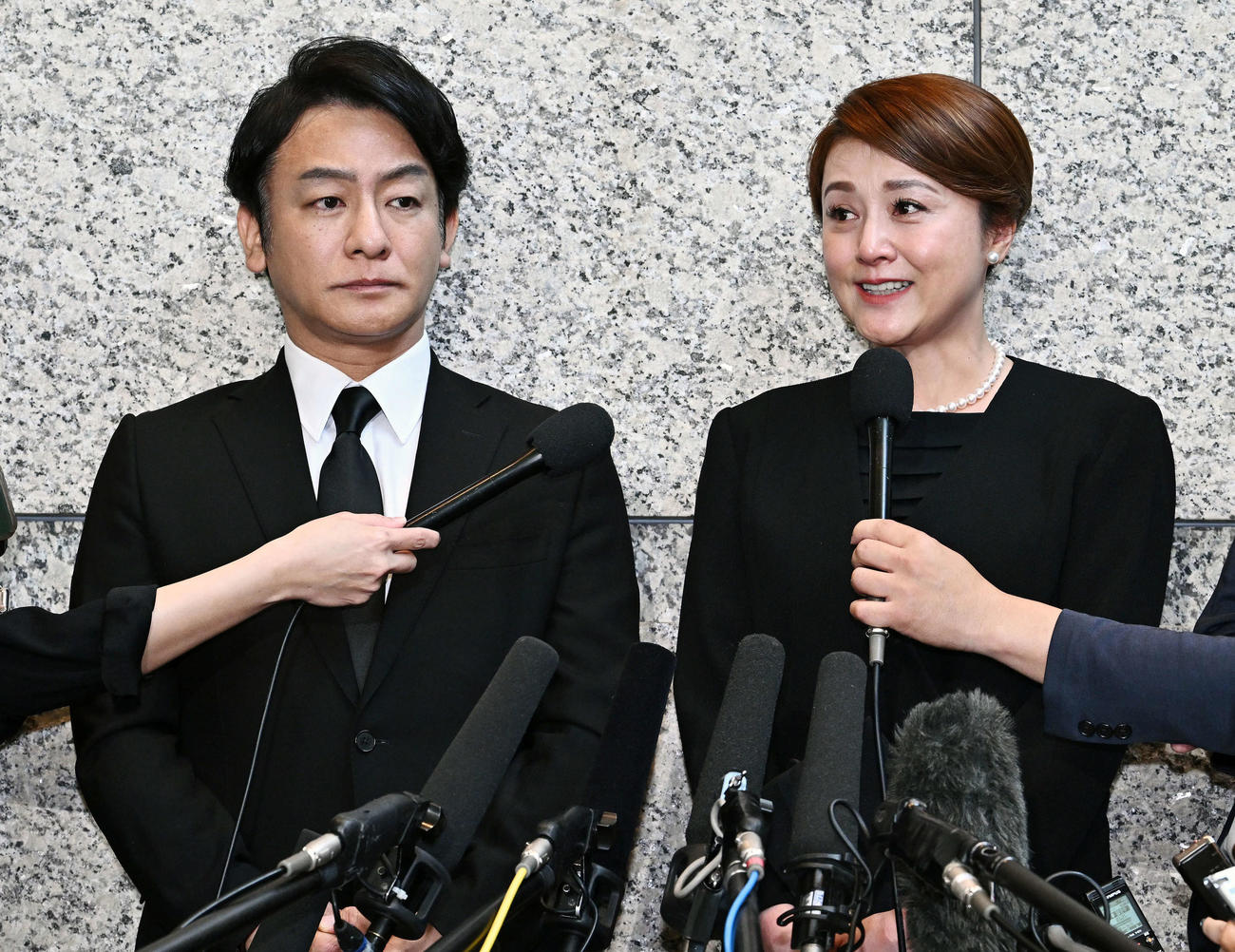 中山美穂さんお別れの会で思い出を語る片岡愛之助（左）と藤原紀香（撮影・滝沢徹郎）