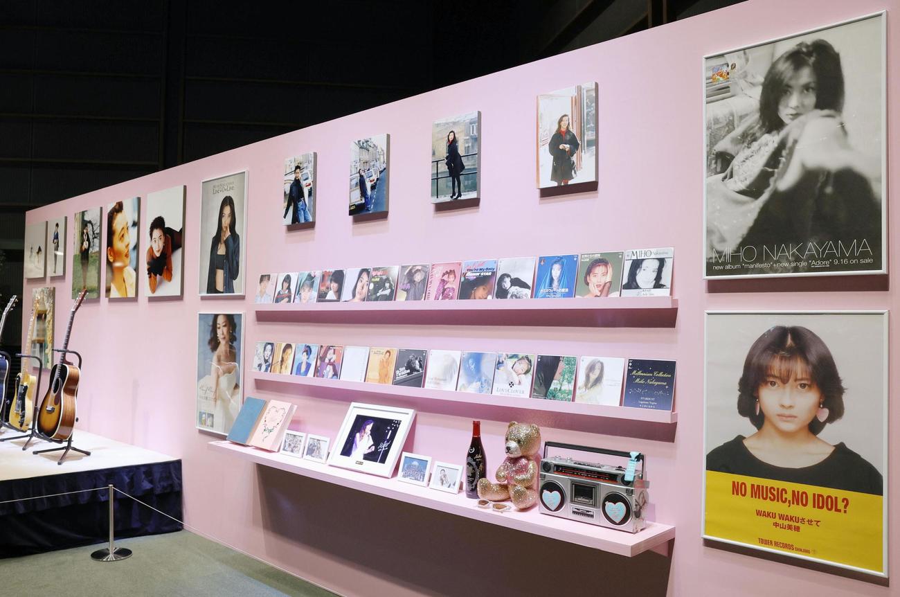 中山美穂さんのお別れの会で展示された写真（共同）