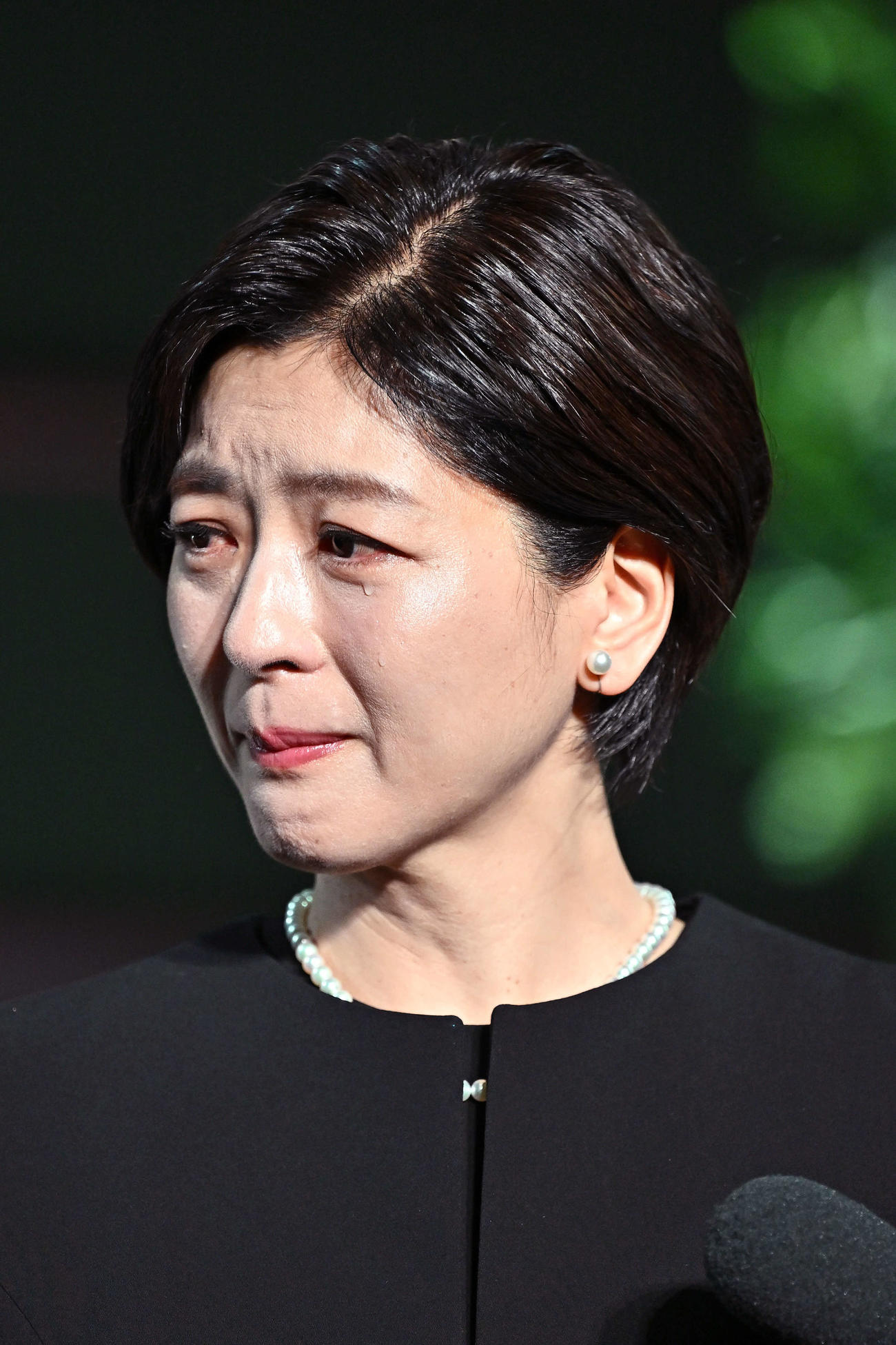 中山美穂さんお別れの会で涙を流し思い出を話す妹の中山忍（撮影・滝沢徹郎）