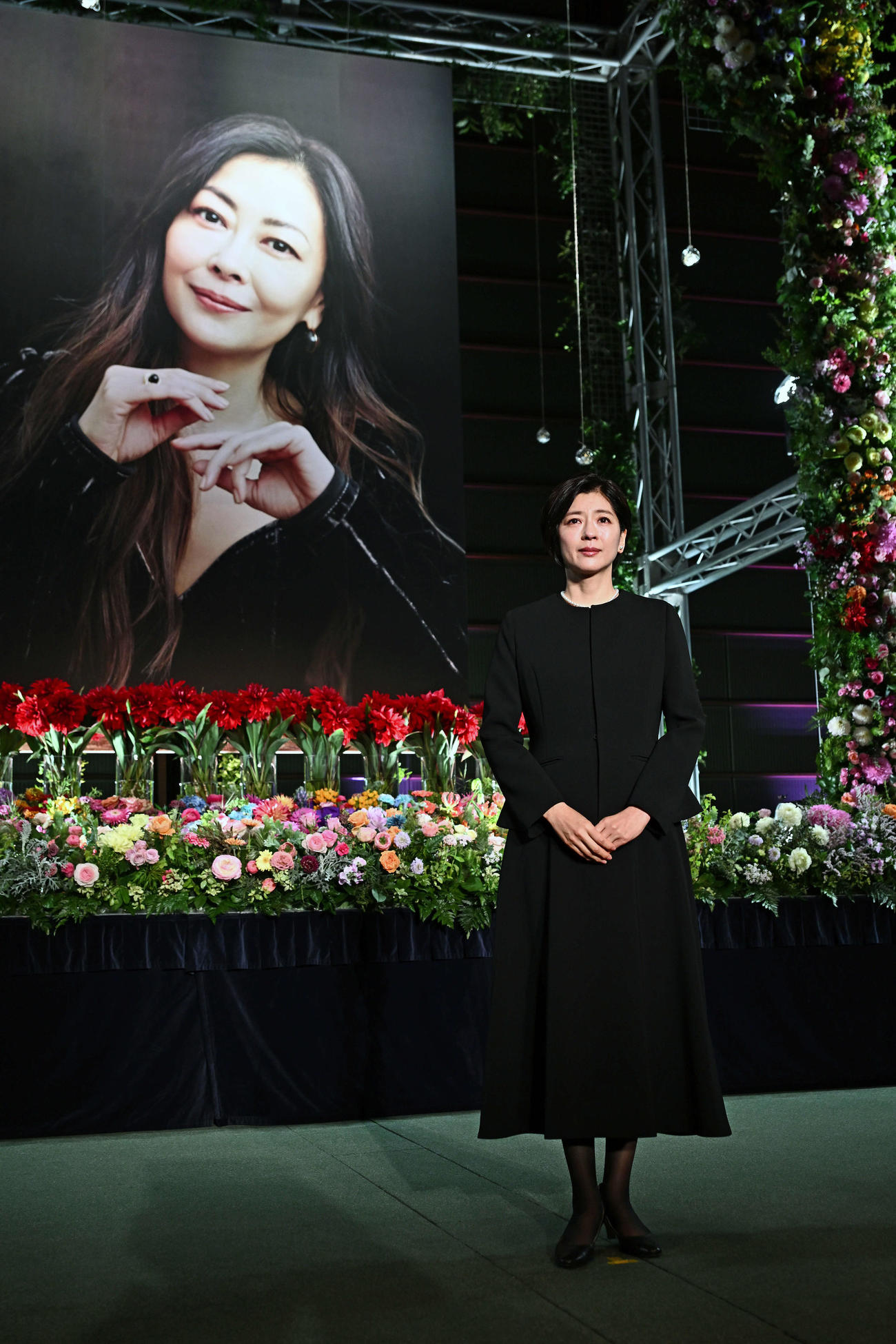 中山美穂さんの遺影の前で思い出を語った妹の中山忍（撮影・滝沢徹郎）
