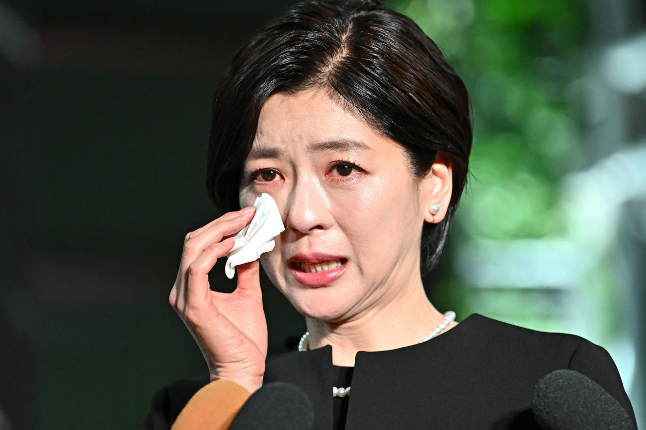 中山美穂さんお別れの会で涙を流し思い出を話す妹の中山忍（撮影・滝沢徹郎）