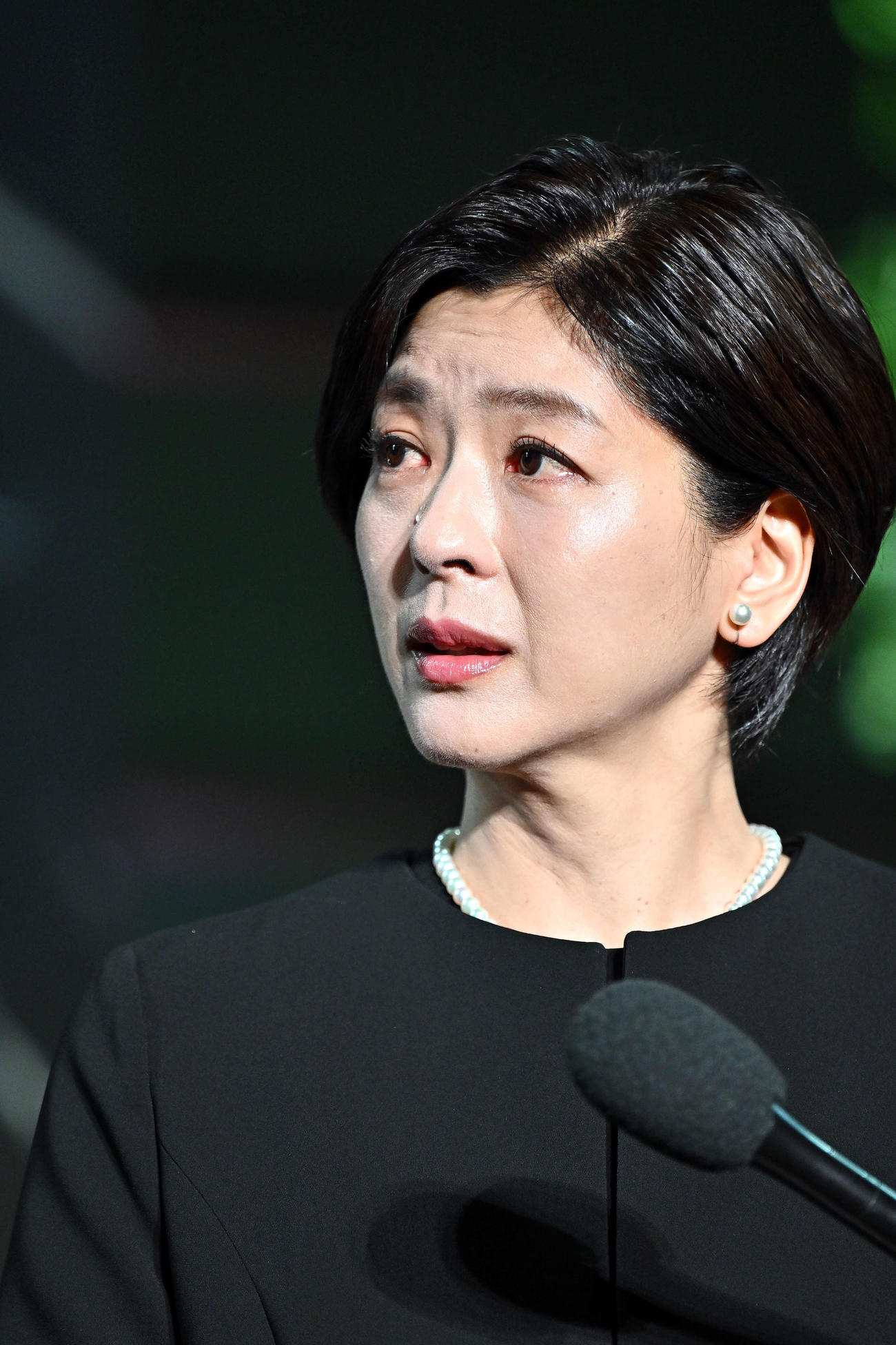 中山美穂さんお別れの会で涙を流し思い出を話す妹の中山忍（撮影・滝沢徹郎）