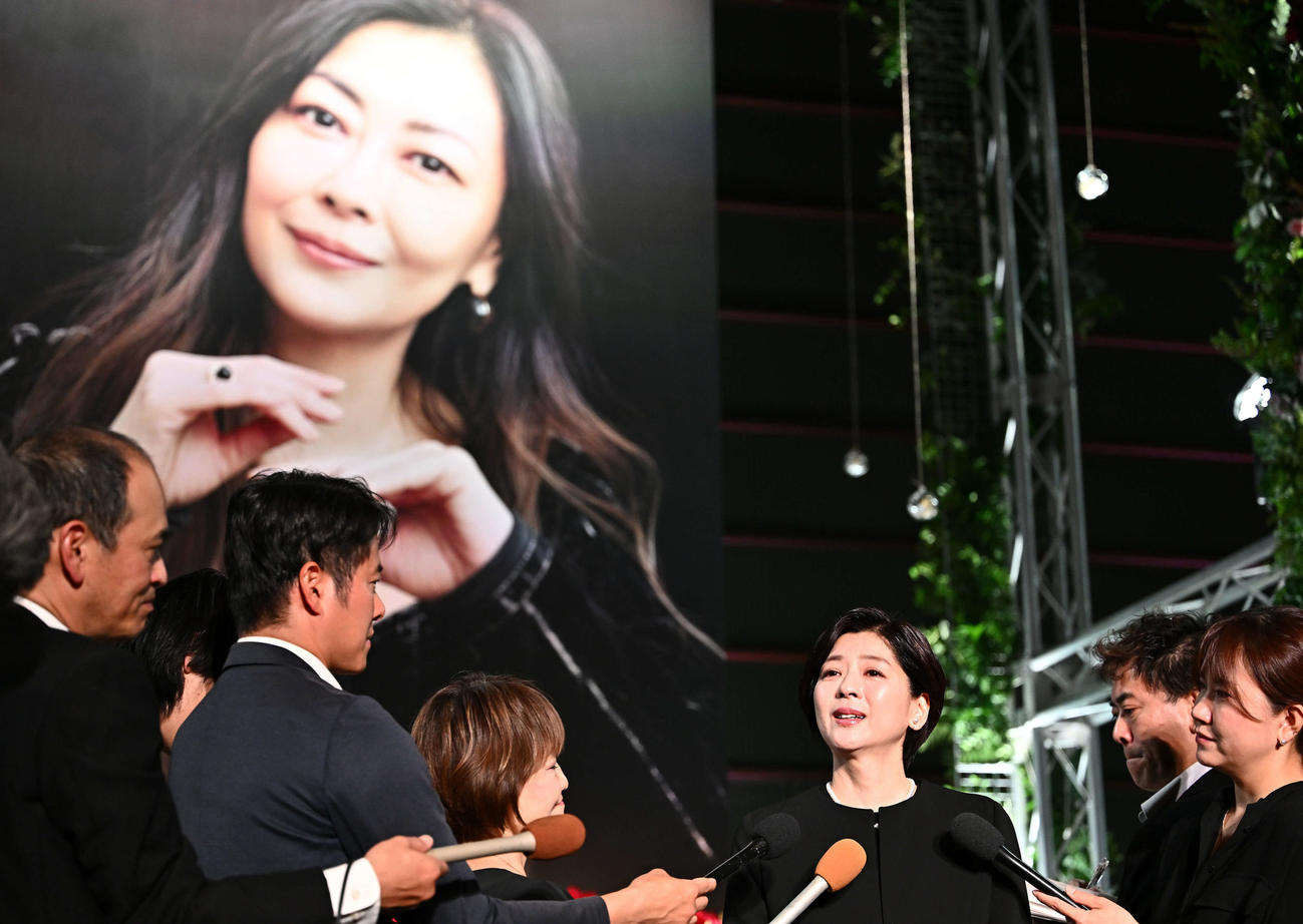中山美穂さんの遺影の前で涙を流し思い出を話す妹の中山忍（撮影・滝沢徹郎）