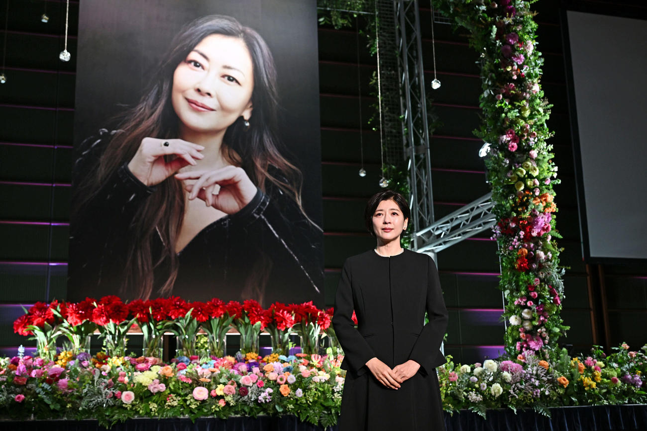 中山美穂さんの遺影の前で思い出を語った妹の中山忍（撮影・滝沢徹郎）