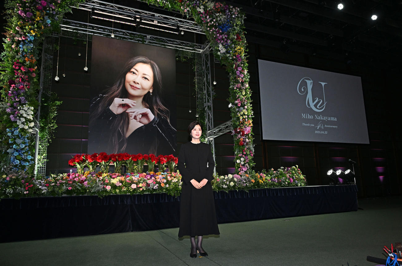 中山美穂さんの遺影の前で思い出を語った妹の中山忍（撮影・滝沢徹郎）