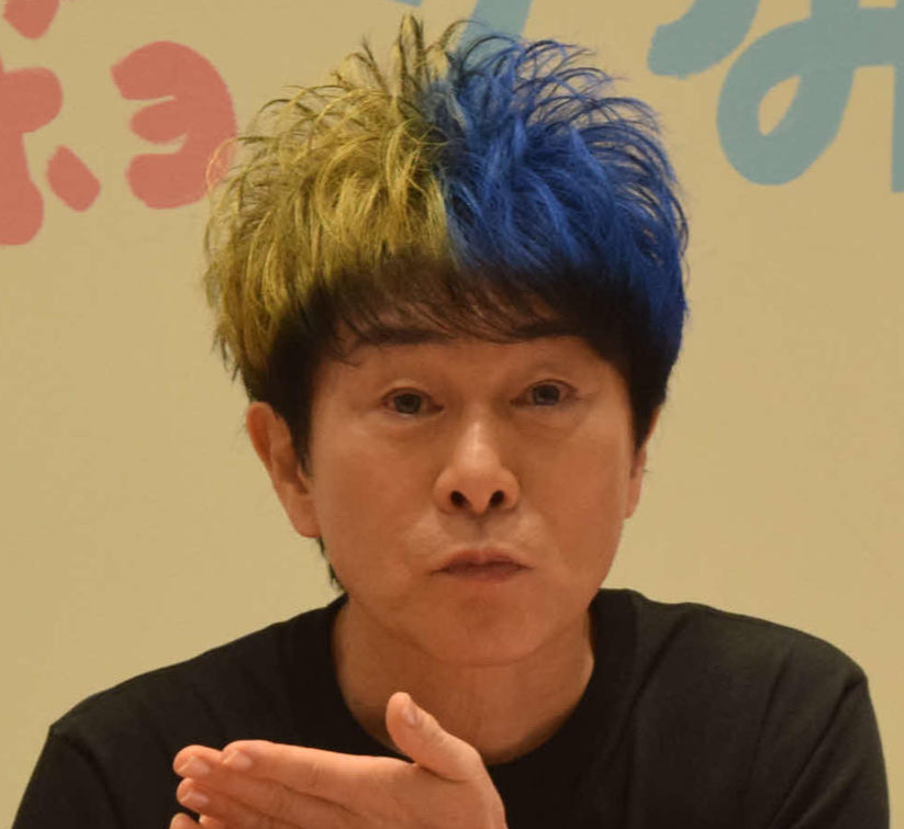 「人類みなボヨヨンラーメン」で、自慢のラーメンを食レポするかつみ・さゆり（左）（撮影・阪口孝志）