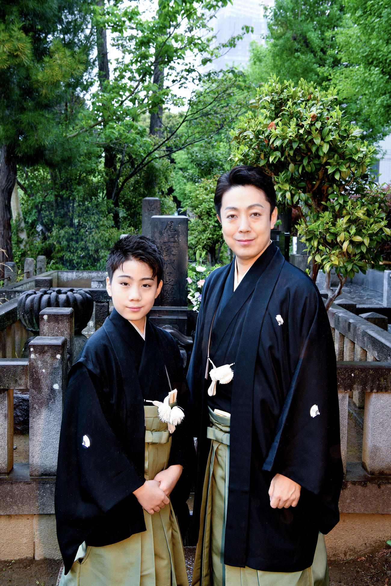 尾上菊之助親子が襲名に向け代々菊五郎が眠る雑司が谷霊園を墓参