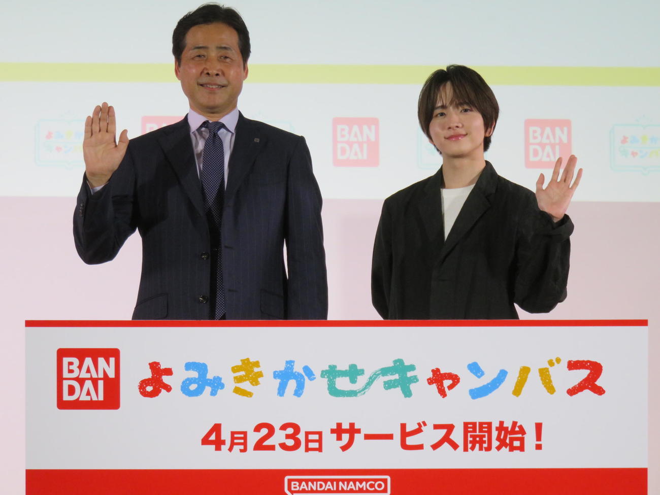 バンダイ新サービス「よみきかせキャンバス」メディア発表会に登壇した板垣李光人（右）
