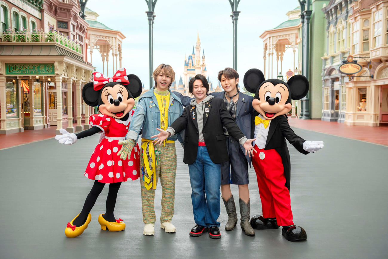 東京ディズニーリゾートを訪れたMrs．GREEN APPLEの左から藤澤涼架、大森元貴、若井滉斗（C）Disney
