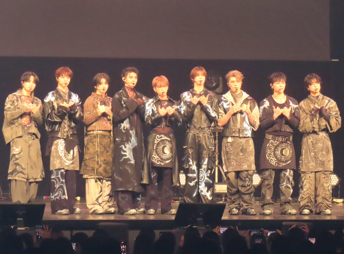 3rd SINGLE SHOWCASE「Go in Blind　（月狼）」を開催した＆TEAM。左からFUMA、EJ、YUMA、JO、HARUA、K、MAKI、NICHOLAS、TAKI