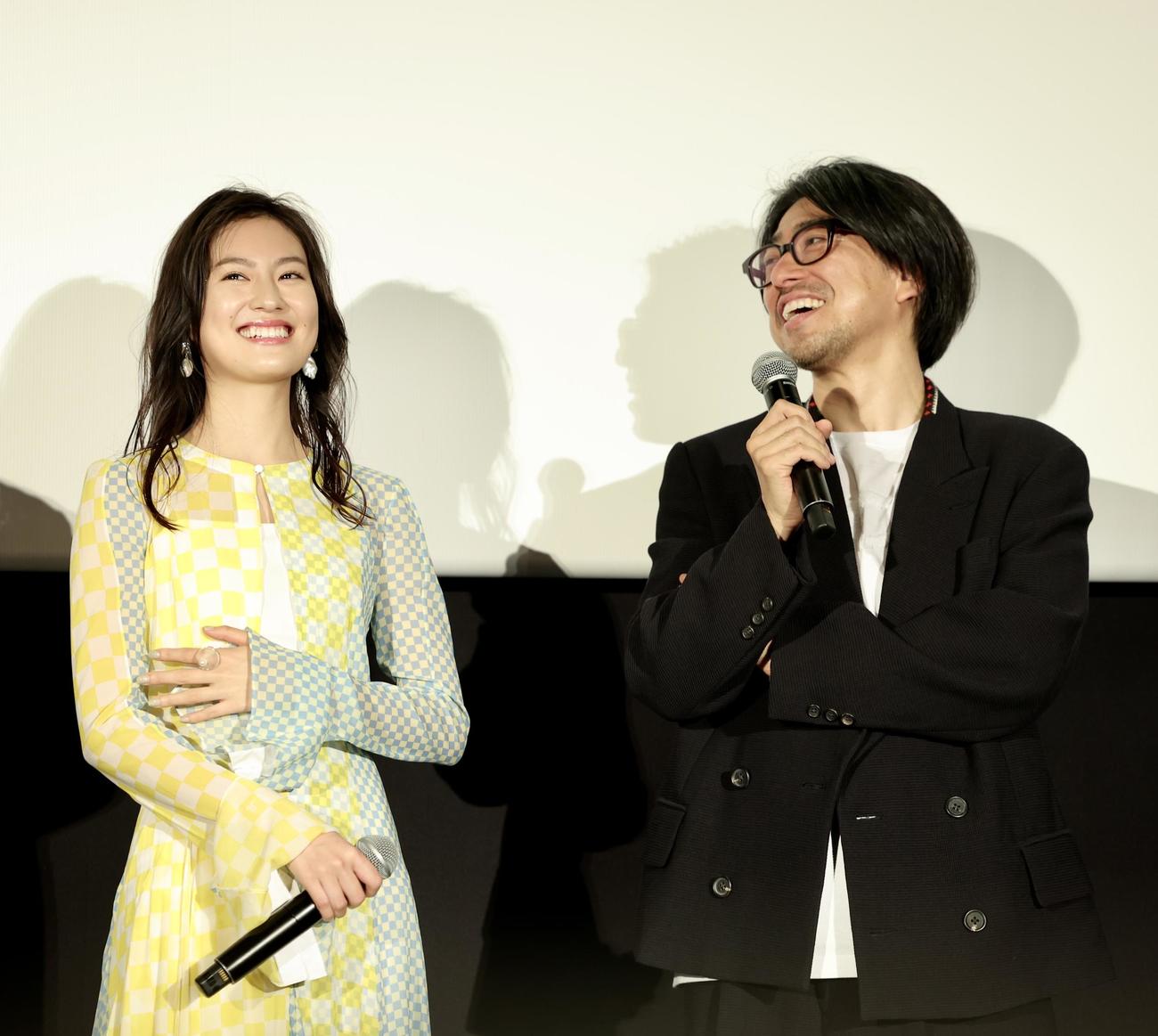 映画「裏社員。－スパイやらせてもろてます－」完成披露。－やらせてもろてます－イベントに臨む恒松里（左）と瑠東東一郎監督（撮影・河田真司）