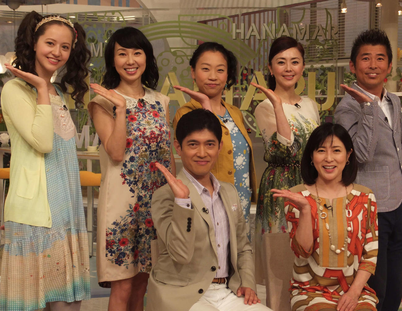 13年4月、TBS系「はなまるマーケット」のリニューアル会見でポーズをとる岡江久美子さん（前列右）。同左は薬丸裕英、後列左から春香クリスティーン、東尾理子、いとうあさこ、熊谷真実、勝俣州和