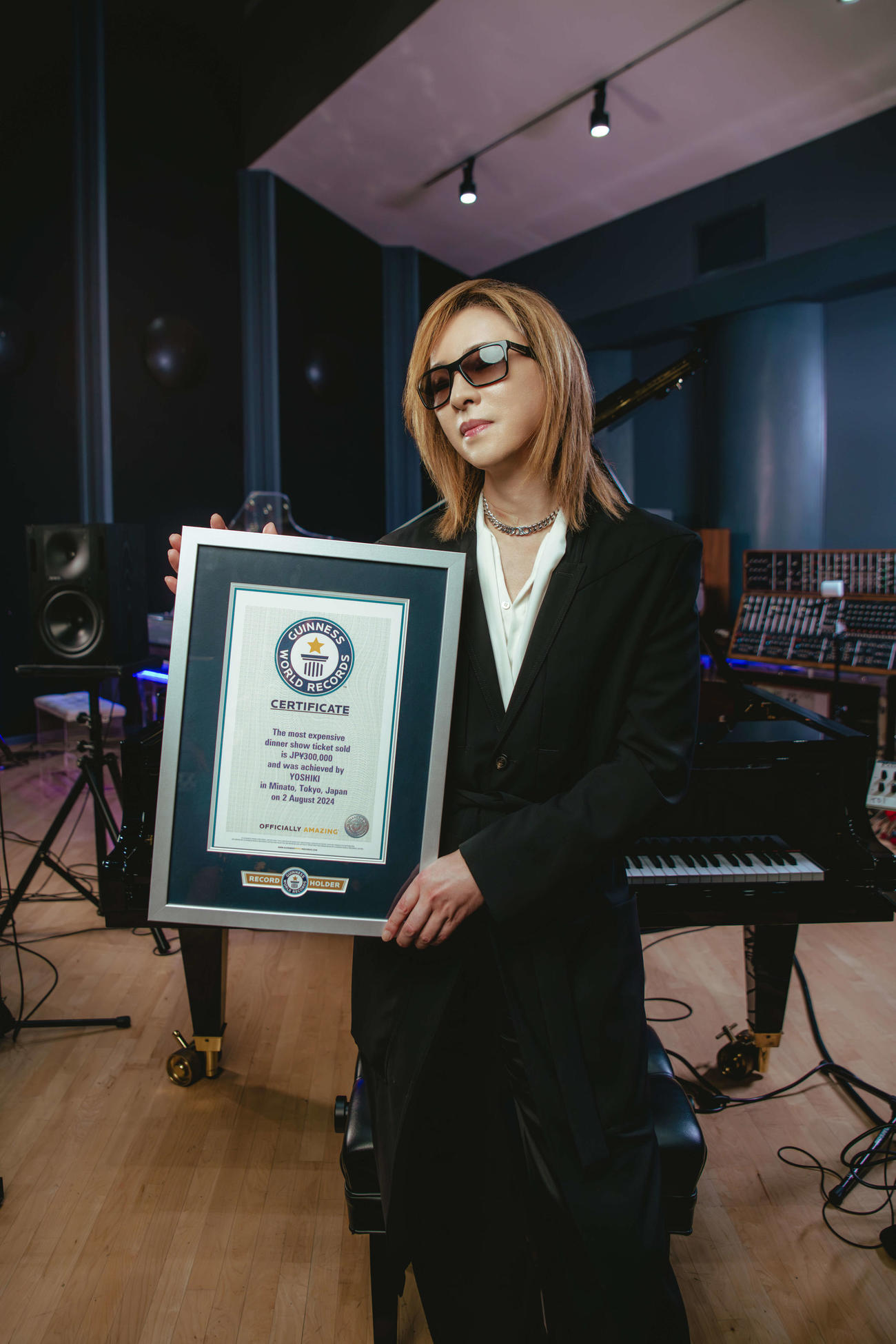 ギネス世界記録認定証を受け取るYOSHIKI