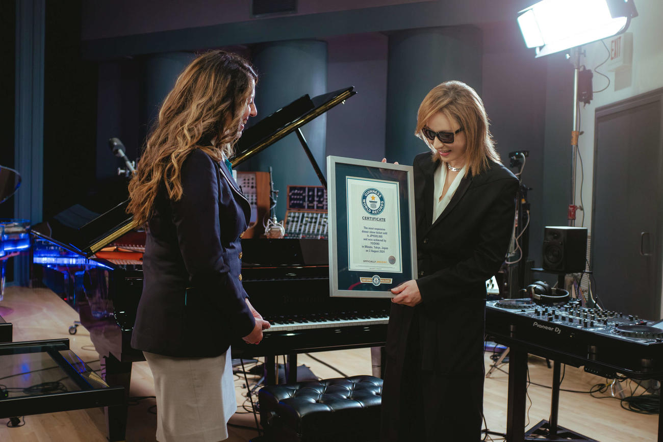 ギネス世界記録認定証を受け取るYOSHIKI