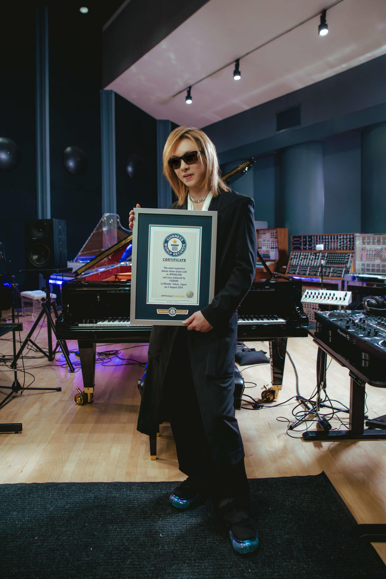 ギネス世界記録認定証を受け取るYOSHIKI