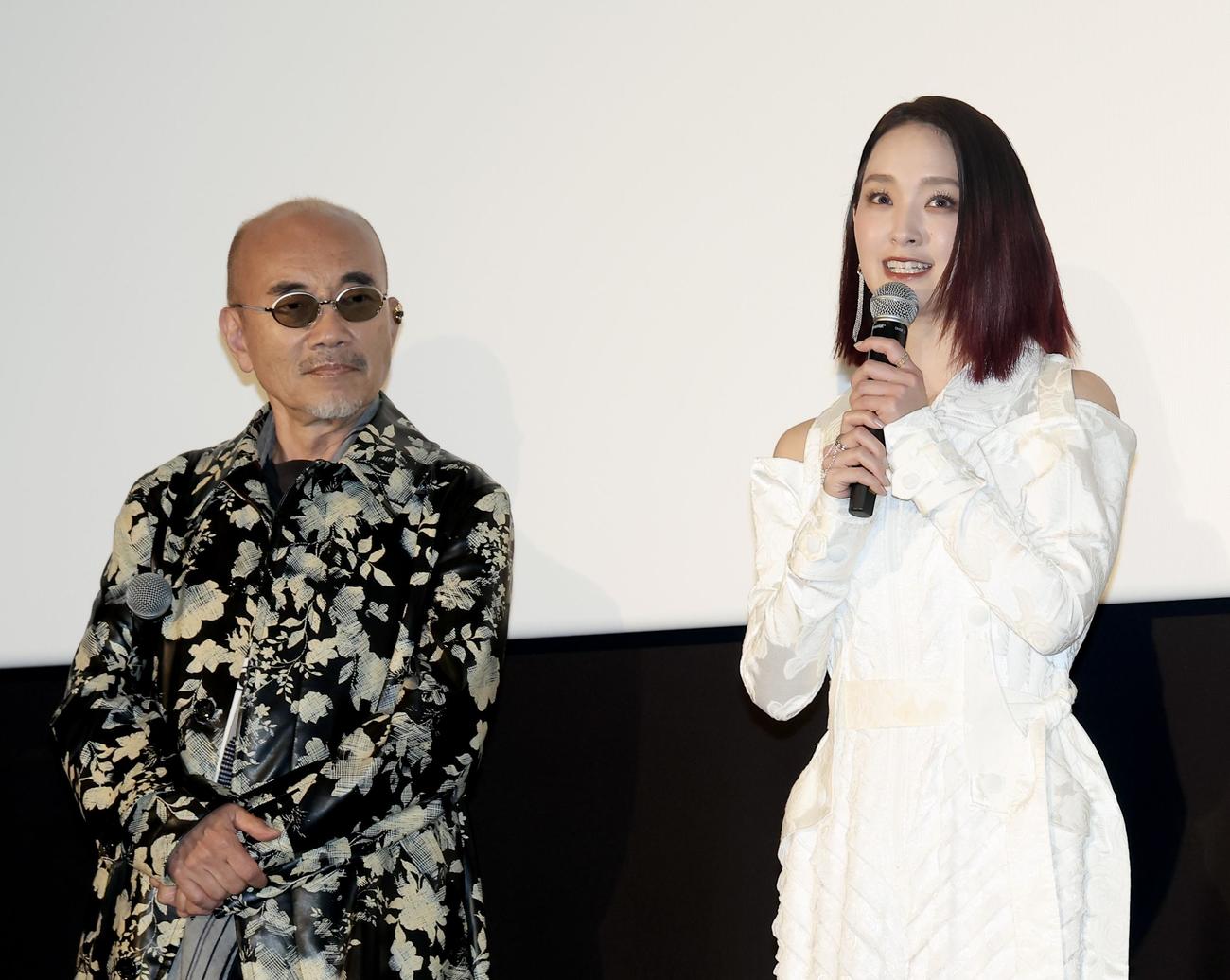 映画「裏社員。－スパイやらせてもろてます－」完成披露。－やらせてもろてます－イベントに臨む竹中直人（左）と剛力彩芽（撮影・河田真司）