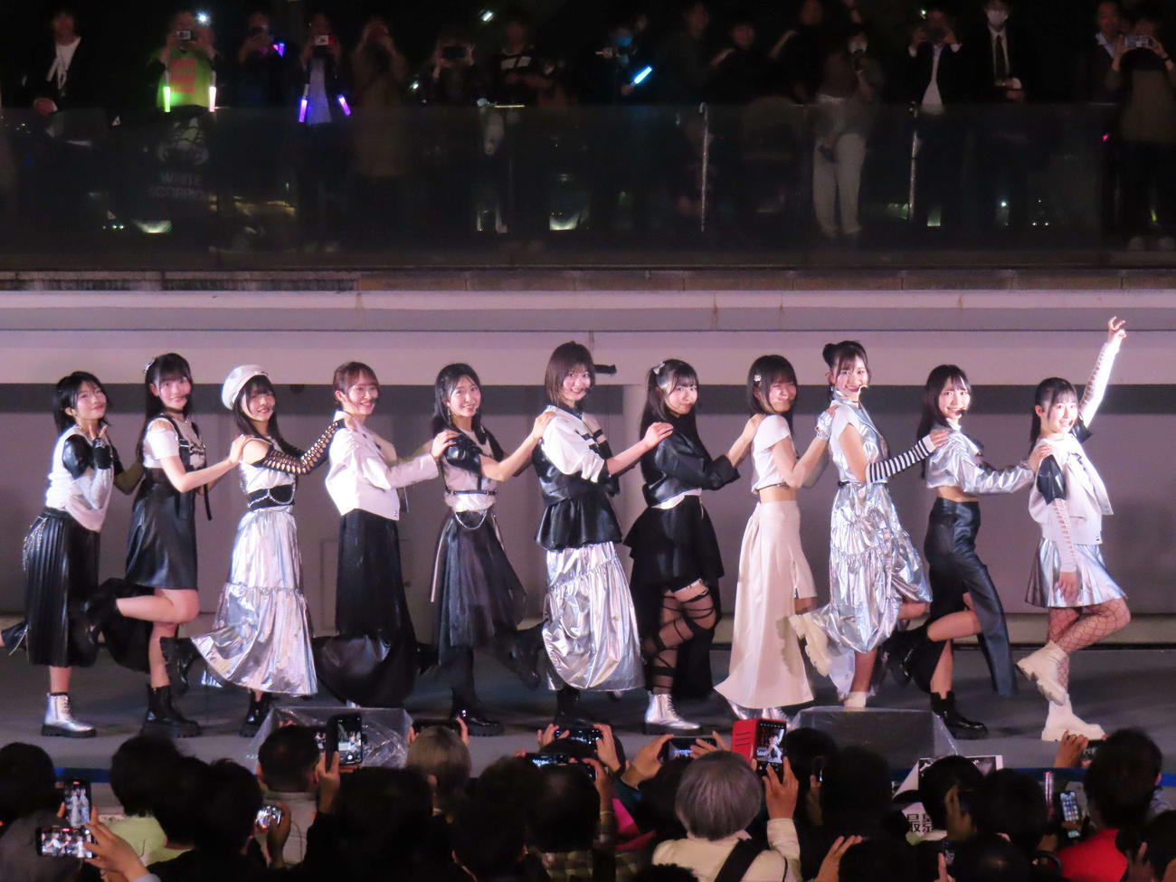 7thデジタルシングル「Beach opening」リリースイベントを開催したWHITE SCORPION。左からNAVI、MOMO、NATSU、ALLY、AOI、HANNA、CHOCO、ACE、NICO、ACO、COCO