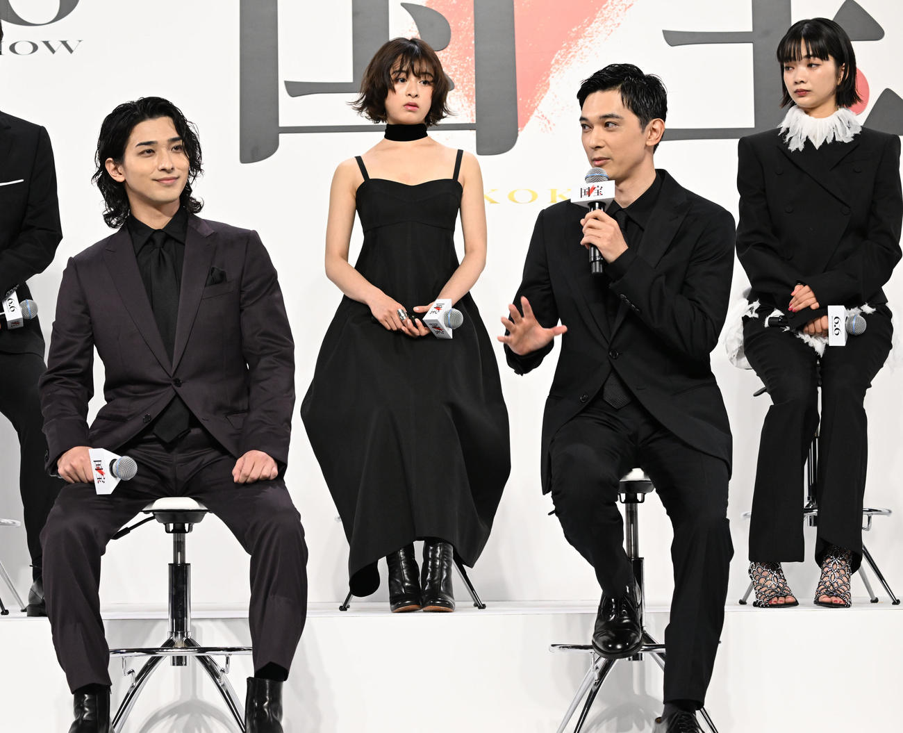 映画「国宝」完成報告会で、作品に対する思いを語る吉沢亮（前列右）（撮影・千葉一成）