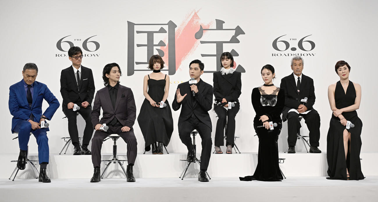 映画「国宝」完成報告会で、作品に対する思いを語る吉沢亮（中央）（撮影・千葉一成）