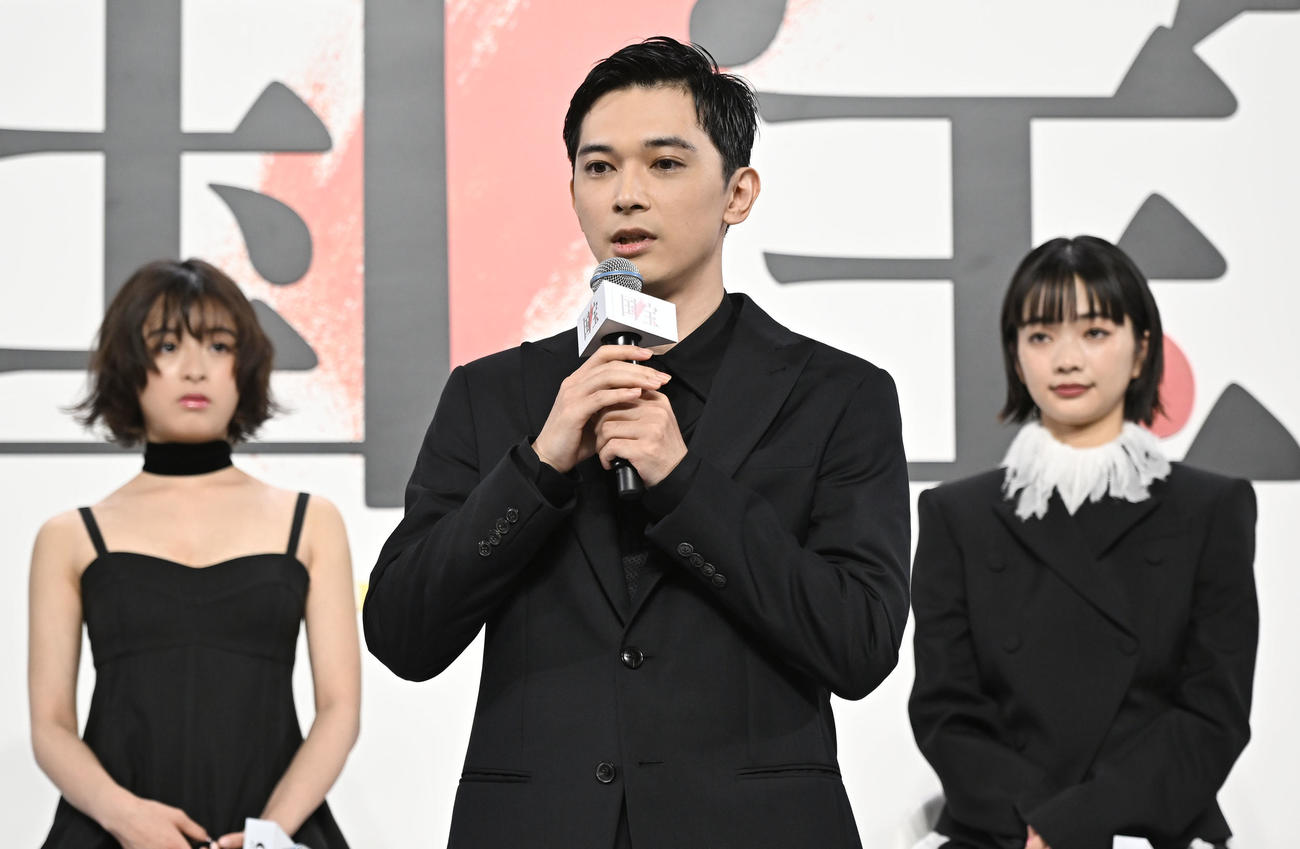 映画「国宝」完成報告会で、作品に対する思いを語る吉沢亮（撮影・千葉一成）