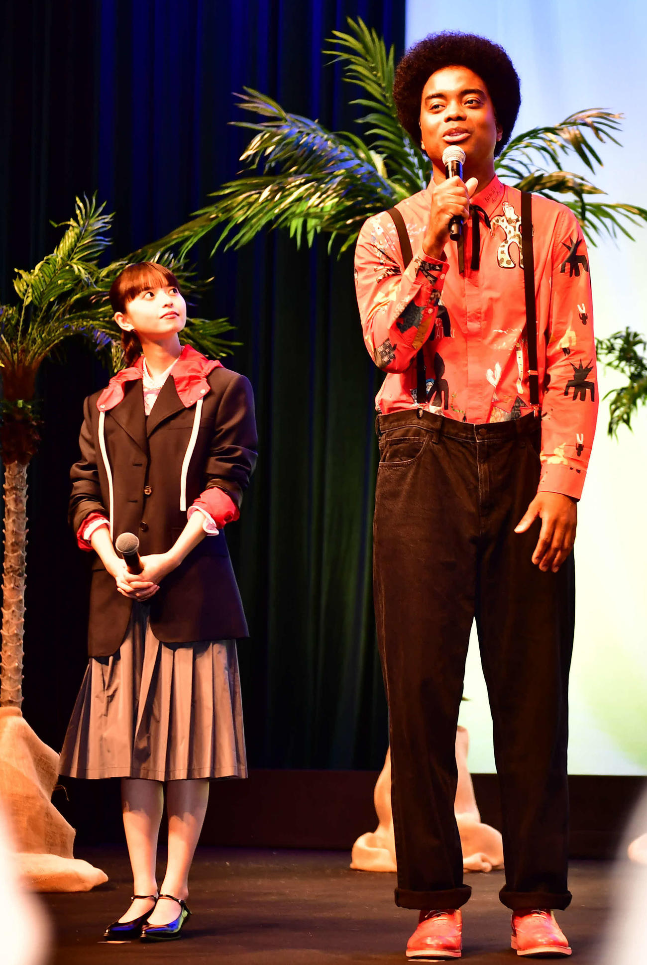 映画「父と僕の終わらない歌」完成披露試写会に登壇し、副島淳（右）を見上げる齋藤飛鳥（撮影・松尾幸之介）