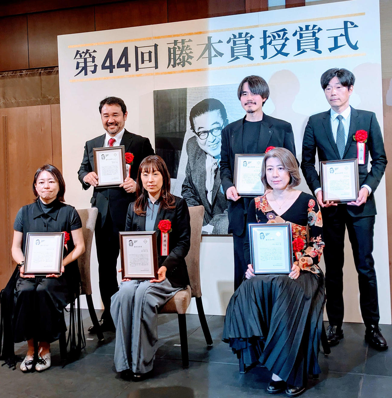 前列左から塚原あゆ子監督、新井順子氏、野木亜紀子氏、後列左から安田淳一監督、押山清高監督、大山良氏（25年4月16日、東京パレスホテルで）