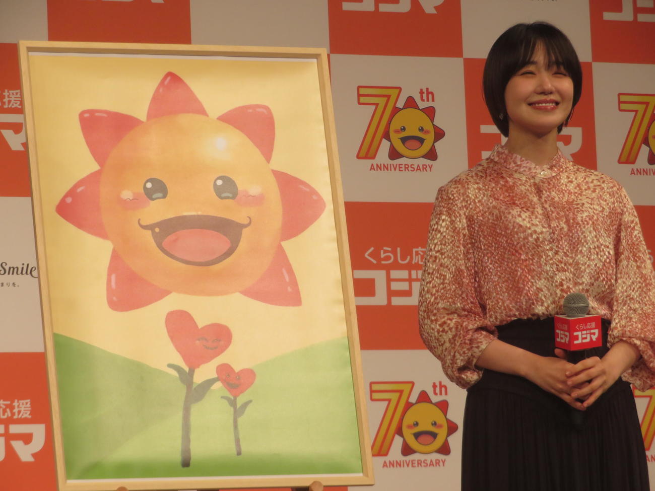 「コジマ70周年」で自筆のイラストを披露した奈緒