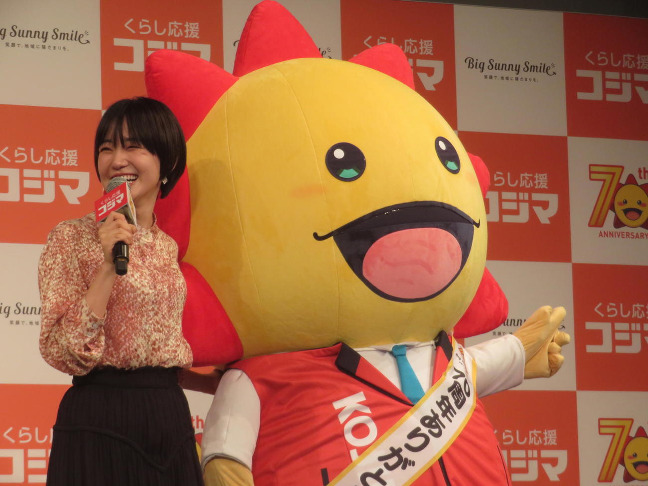 「コジマ70周年新CM発表会」に出席した奈緒とキャタクターのコジ坊