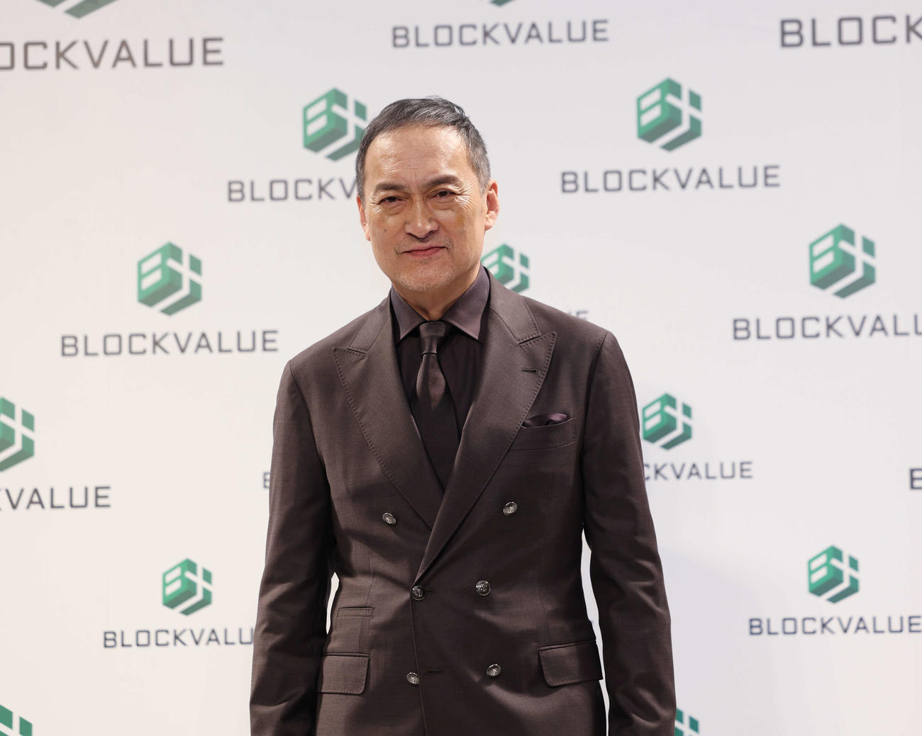 新CM発表会のフォトセッションで目線を向ける渡辺謙（撮影・増田悦実）