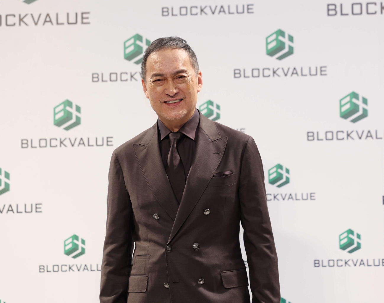 新CM発表会のフォトセッションで笑顔を見せる渡辺謙（撮影・増田悦実）