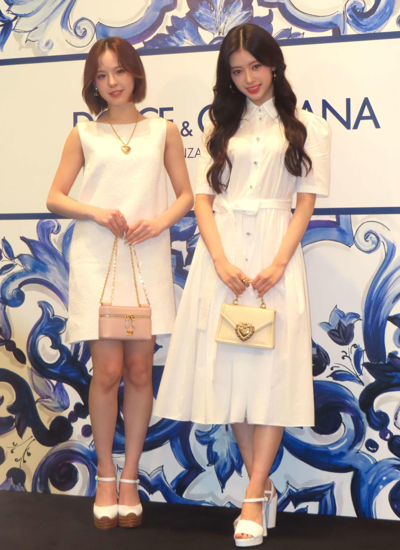 「ドルチェ＆ガッバーナ　銀座　リニューアルオープンイベント」に登壇したNiziUのMAKO（左）とRIMA