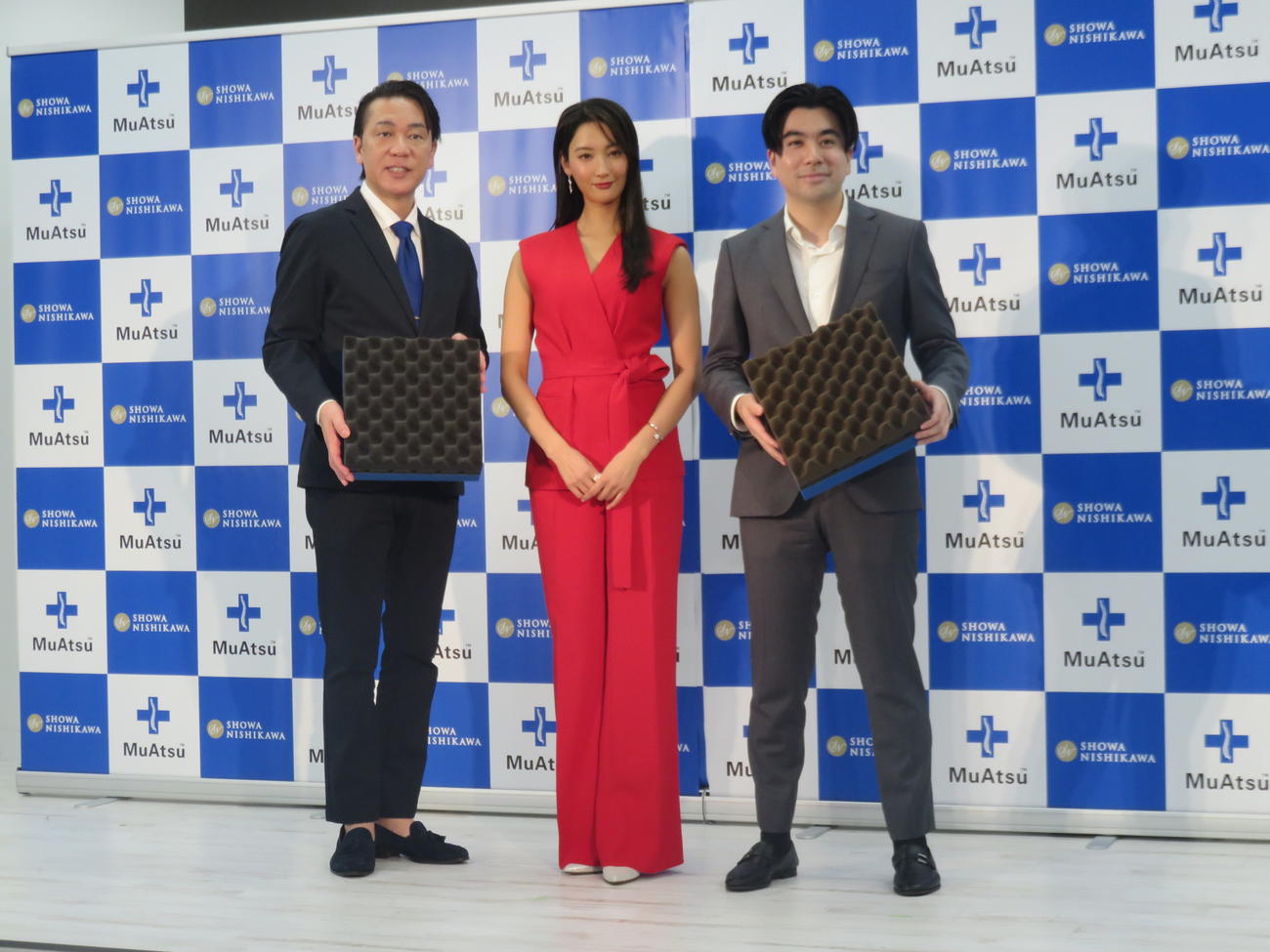昭和西川のマットレス「30年MuAtsu」新CM発表会に出席した、左から齊藤淨一社長、菜々緒、西川元一朗執行役員