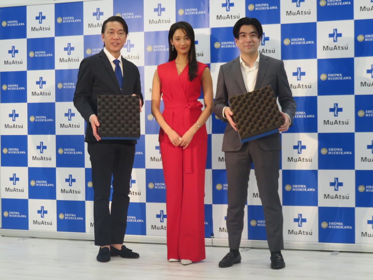 昭和西川のマットレス「30年MuAtsu」新CM発表会に出席した、左から齊藤淨一社長、菜々緒、西川元一朗執行役員