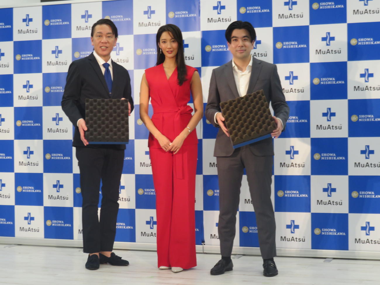 昭和西川のマットレス「30年MuAtsu」新CM発表会に出席した、左から齊藤淨一社長、菜々緒、西川元一朗執行役員