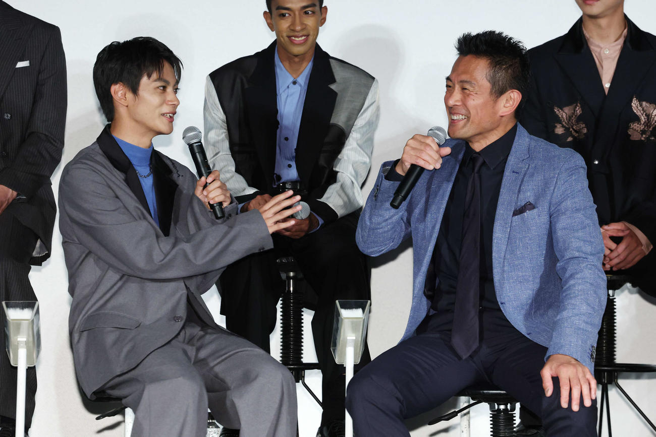 ドラマ「PJ～航空救難団～」キャスト登壇イベントで笑顔で話す神尾楓珠（左）と内野聖陽（撮影・宮地輝）