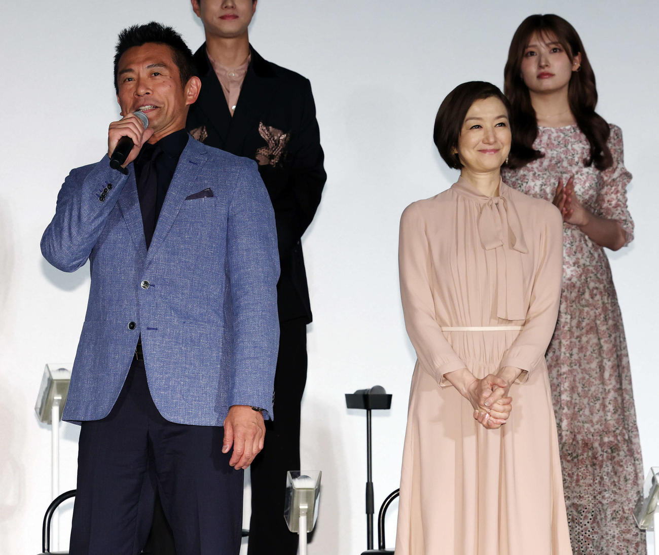 ドラマ「PJ～航空救難団～」キャスト登壇イベントであいさつする内野聖陽（左）と笑顔の鈴木京香（撮影・宮地輝）