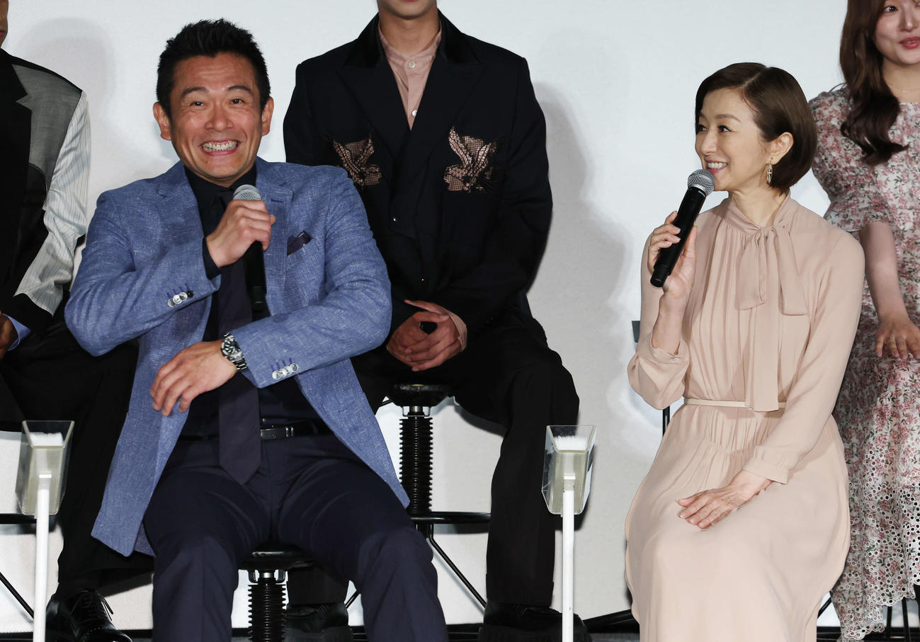 ドラマ「PJ～航空救難団～」キャスト登壇イベントで笑顔で話す内野聖陽（左）と鈴木京香（撮影・宮地輝）