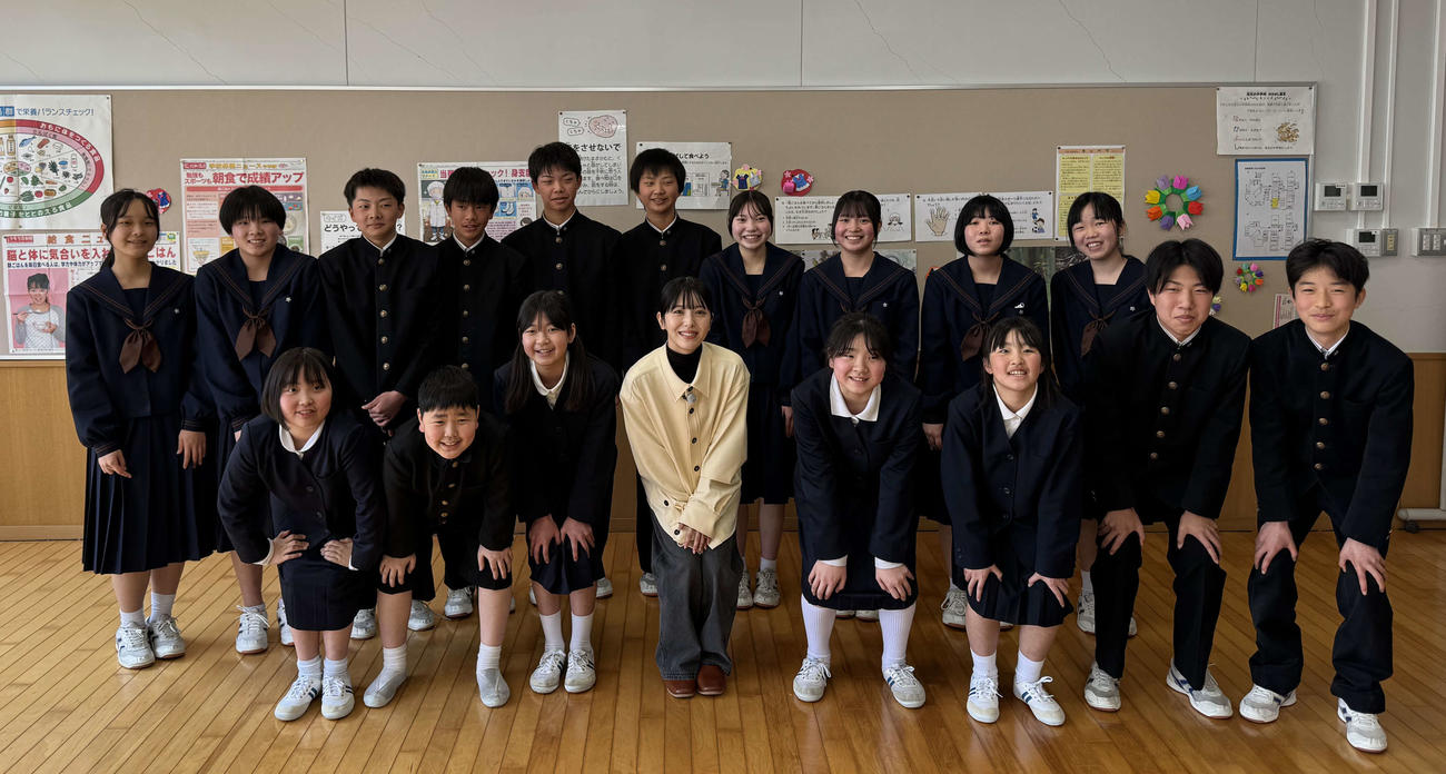 「24時間テレビ48－愛は地球を救う－」で地元石川県の能登半島の被災地の学校を訪れた浜辺美波（前列中央）