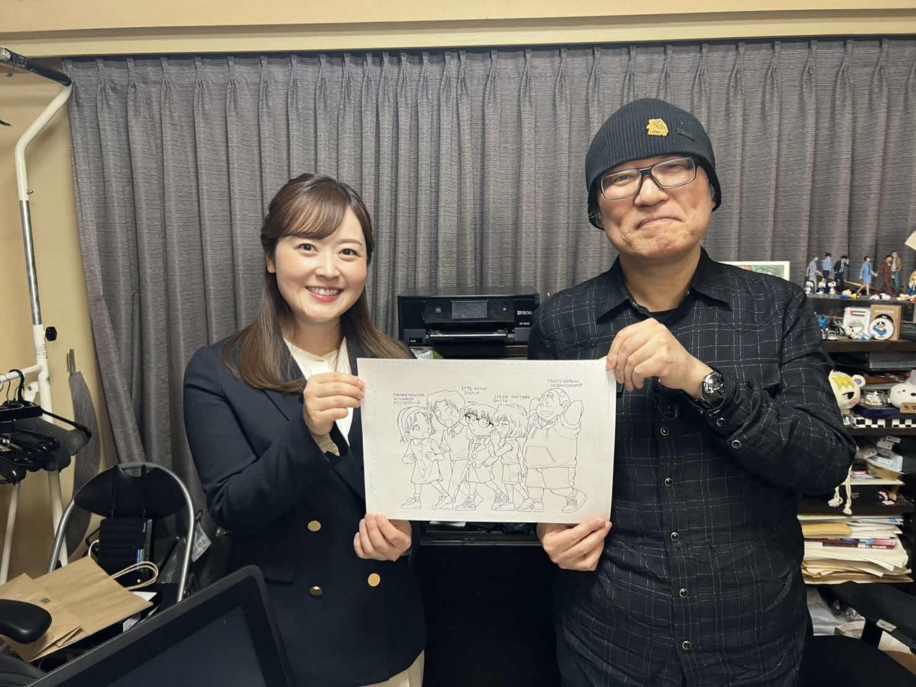 「24時間テレビ48－愛は地球を救う－」のチャリTシャツデザインを担った青山剛昌氏（右）と水卜麻美アナウンサー