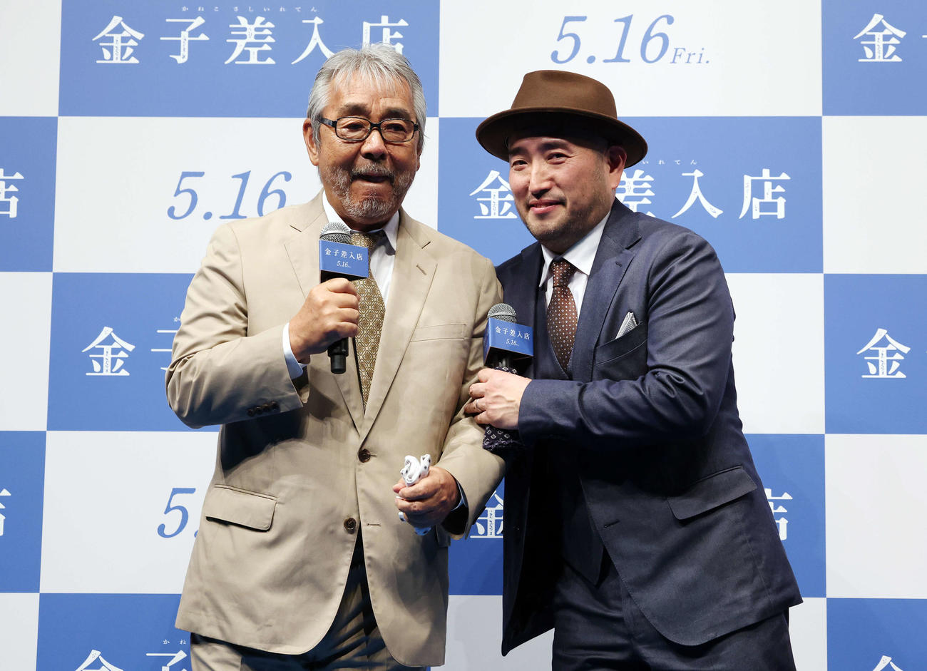 映画「金子差入店」ジャパンプレミアで笑顔を見せる寺尾聰（左）と古川豪監督（撮影・宮地輝）