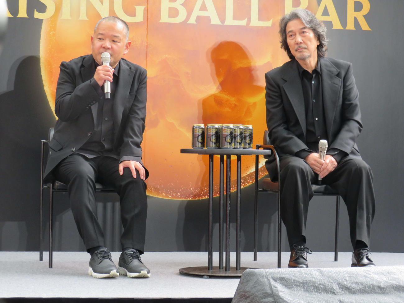 サントリー「ザ・プレミアム・モルツ　マスターズドリーム」RISING BALL BARオープニングイベントに出席した大根仁監督（左）と役所広司（撮影・村上幸将）