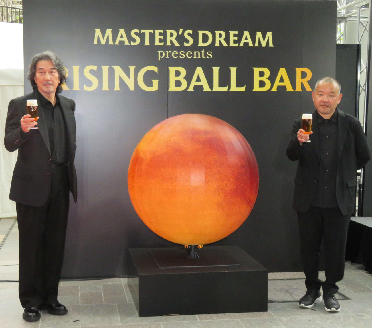 サントリー「ザ・プレミアム・モルツ　マスターズドリーム」RISING BALL BARオープニングイベントに出席した役所広司（左）と大根仁監督（撮影・村上幸将）
