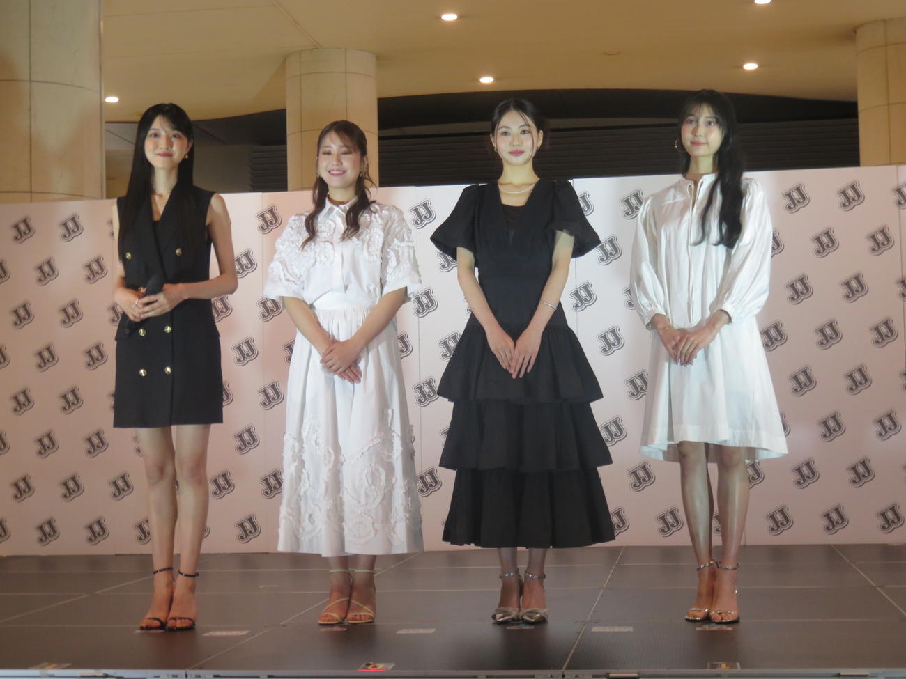 JJモデルオーディション2025から誕生したJ－GIRLの、左から桃、大藤小百合、金子のあ、小山璃奈