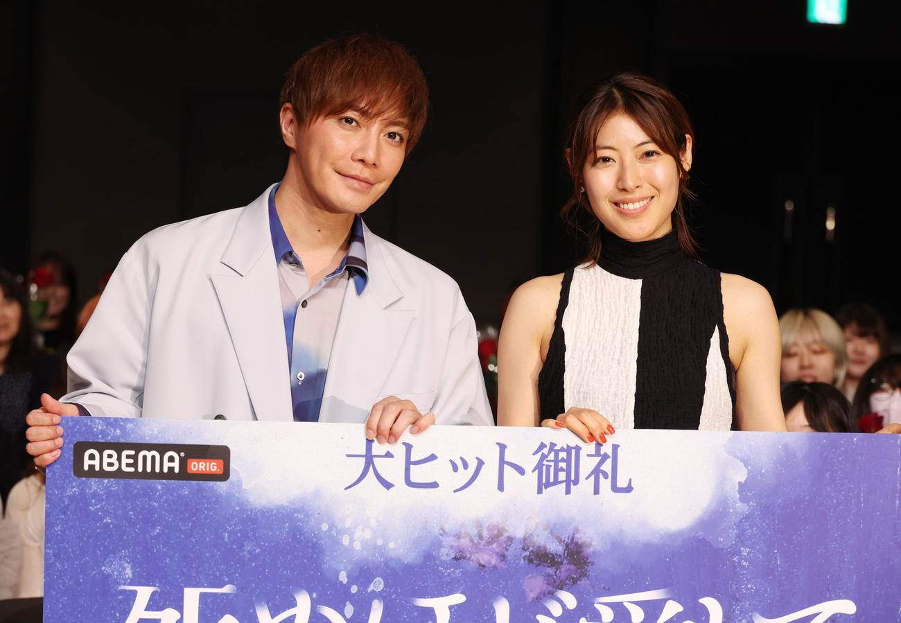 ドラマ「死ぬほど愛して」舞台あいさつを行った成宮寛貴（左）と瀧本美織（撮影・中島郁夫）