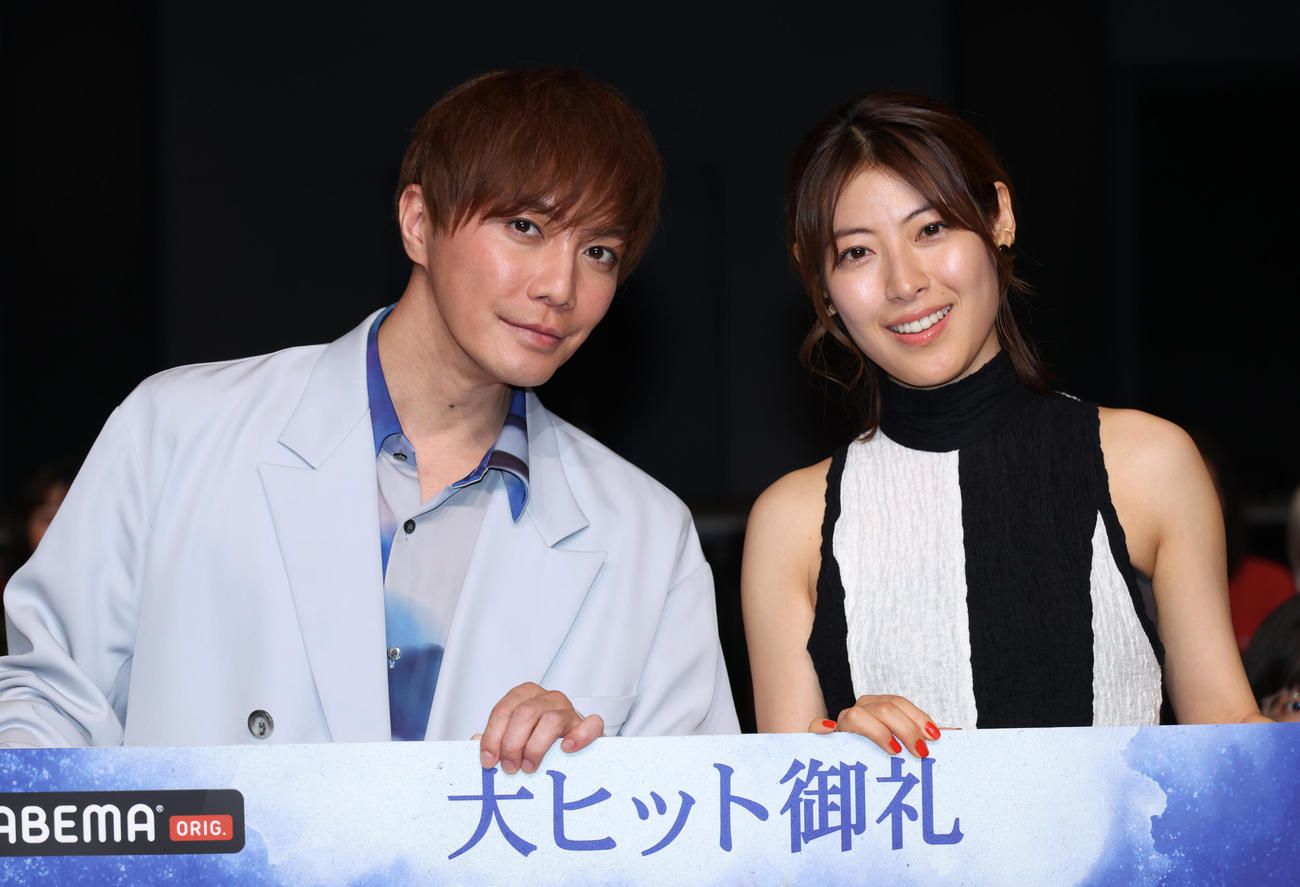 ドラマ「死ぬほど愛して」舞台あいさつを行った成宮寛貴（左）と瀧本美織（撮影・中島郁夫）