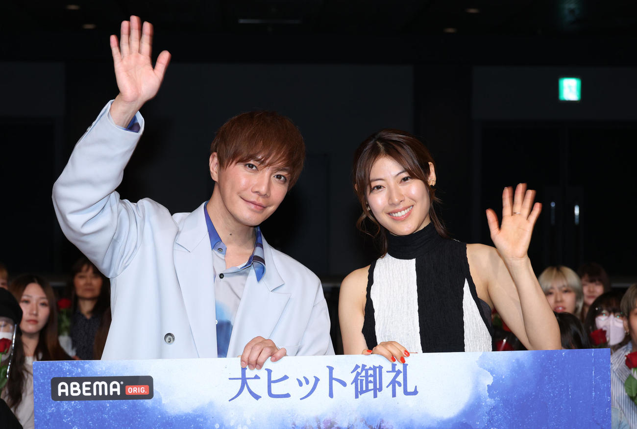ドラマ「死ぬほど愛して」舞台あいさつを行った成宮寛貴（左）と瀧本美織（撮影・中島郁夫）