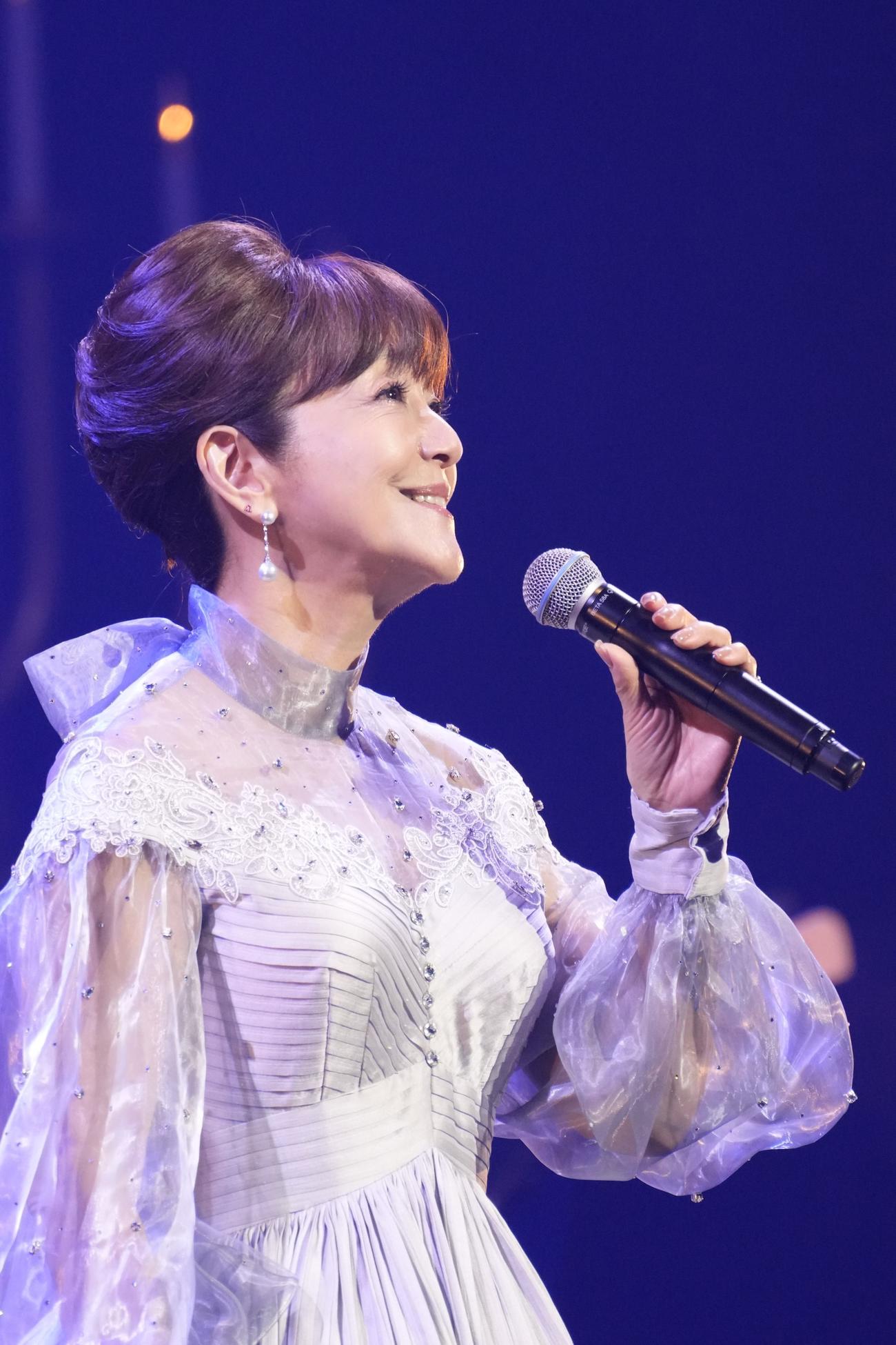 「岩崎宏美デビュー50周年記念コンサート～永遠のありがとう～」で歌う岩崎宏美