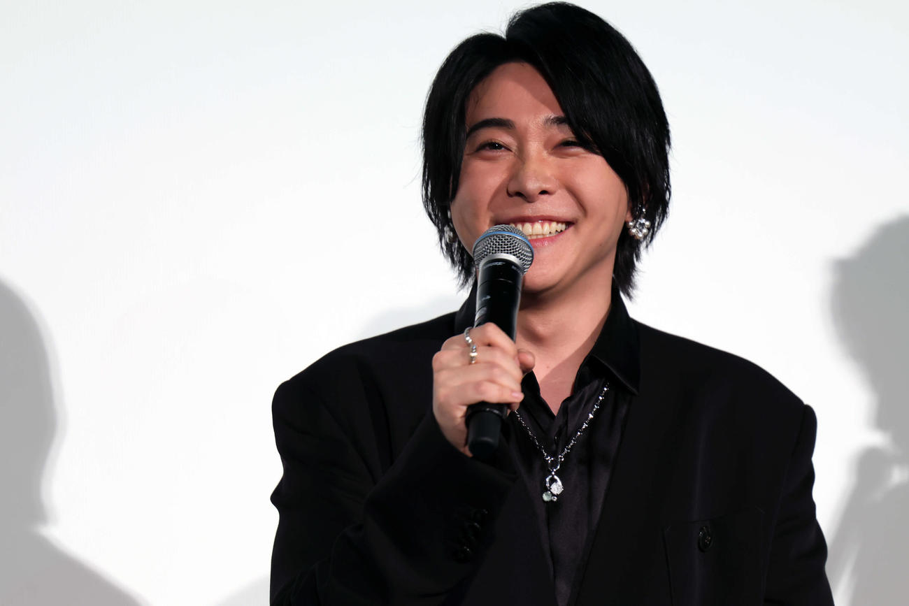 映画「＃真相をお話しします」初日舞台あいさつに登壇し、笑顔を見せる大森元貴（撮影・山本朝陽）